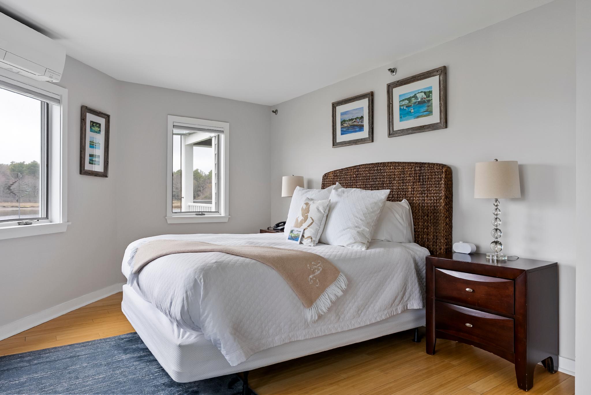 Room, Queen Bed, Port Side