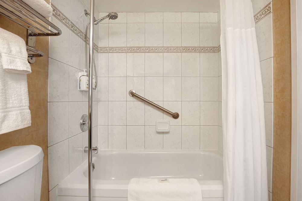 غرفة قياسية بسرير كوين لذوي الإعاقة، Days Inn by Wyndham Calgary South 4/4