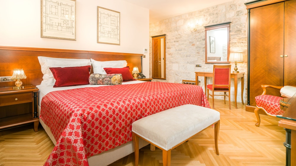DELUXE, DOUBLE BED, CITY VIEW