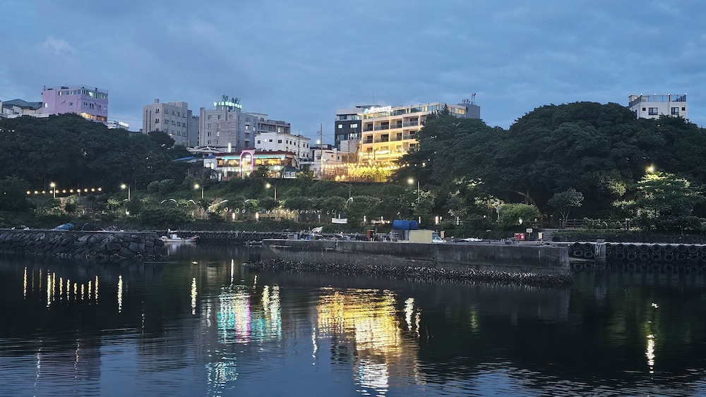 Cheonjiyeon Crystal Hotel 67/80