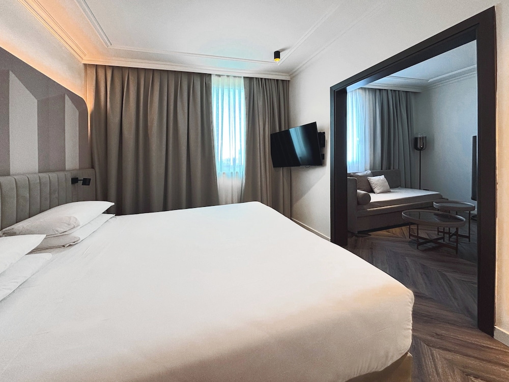JUNIOR SUITE, KING BED