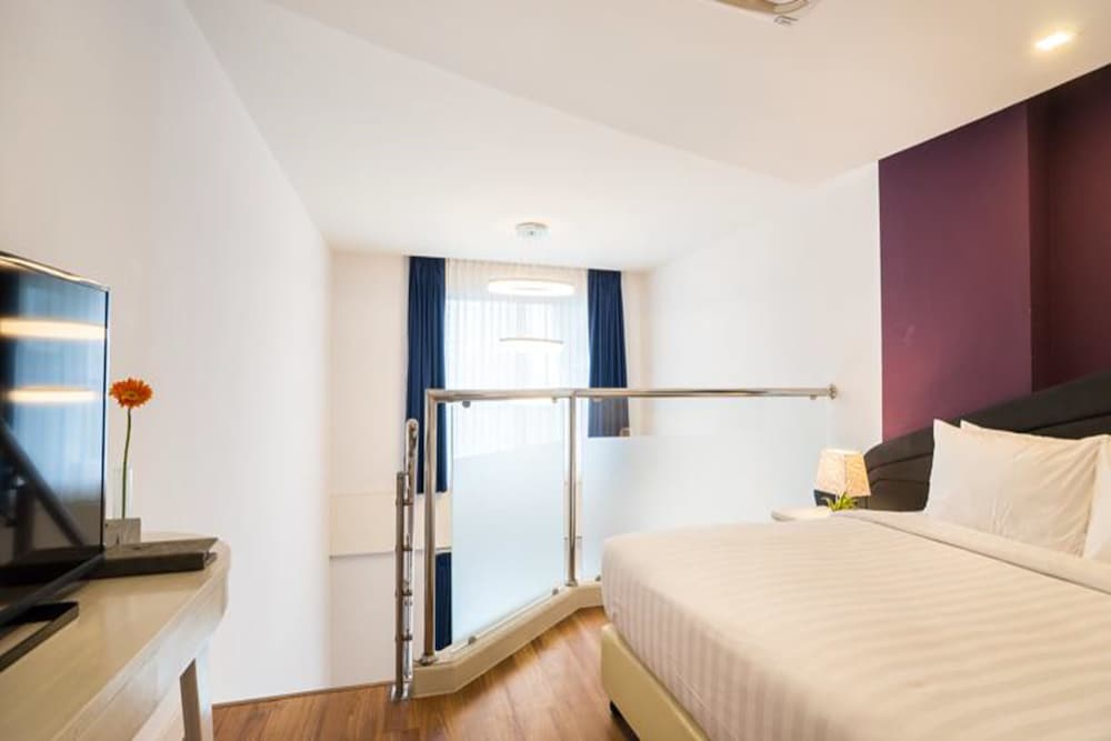 DUPLEX, SUITE
