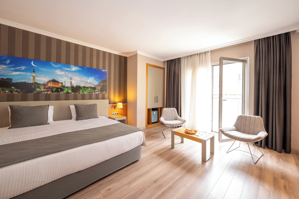 EXECUTIVE, KING BED