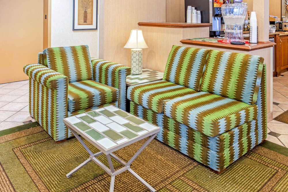 La Quinta Inn Milwaukee Airport/Oak Creek 26/53