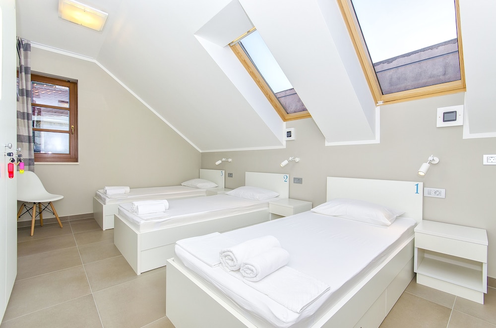 Hostel Dvor 9/44