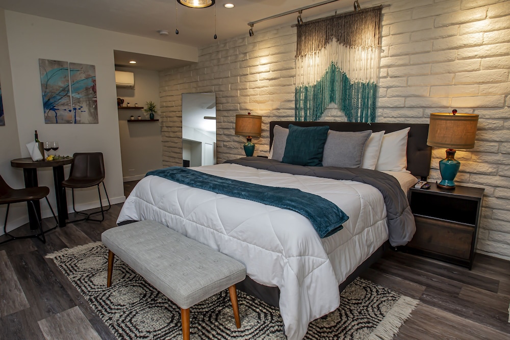 Upstairs, Premium, King Bed, Pool View