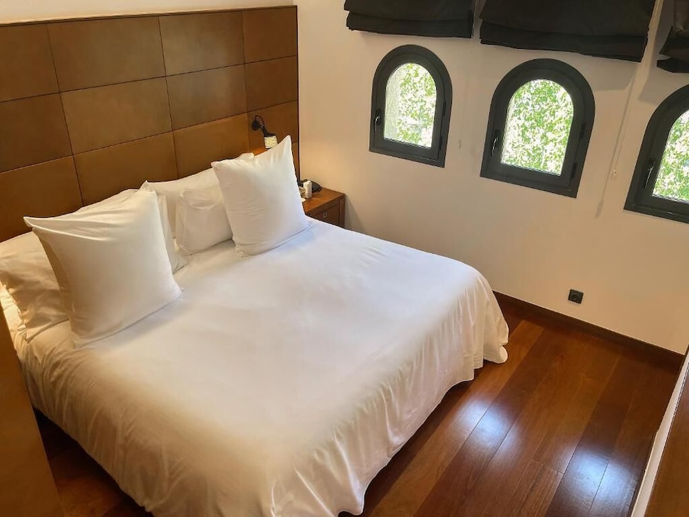 Tower, Queen Bed