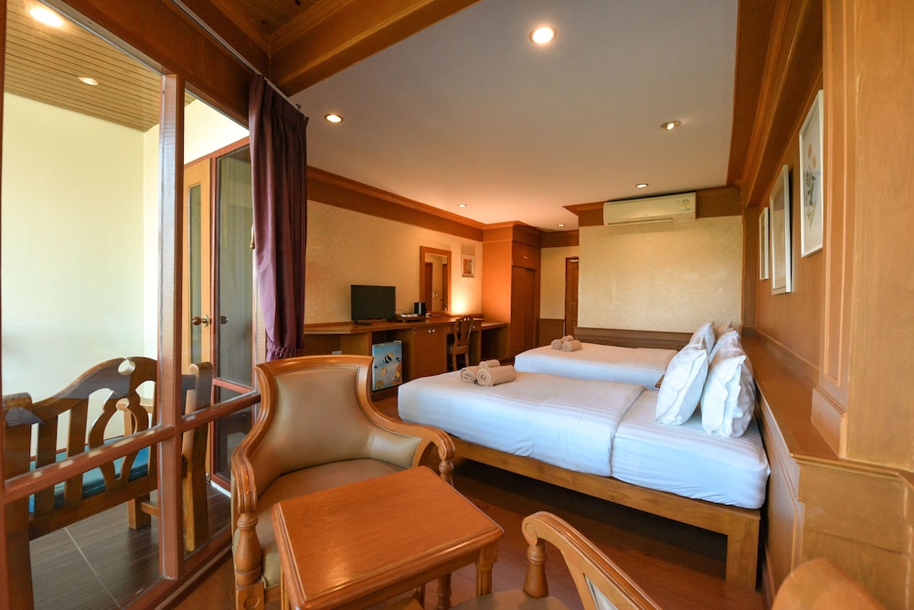 1 BEDROOM, GRAND, DOUBLE OR TWIN BED, PARTIAL OCEAN VIEW