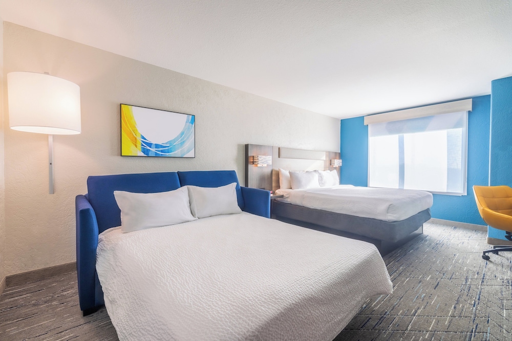 Standard, King Bed, Sofa, Holiday Inn Express Hotel Suites Kansas City Airport 2/4