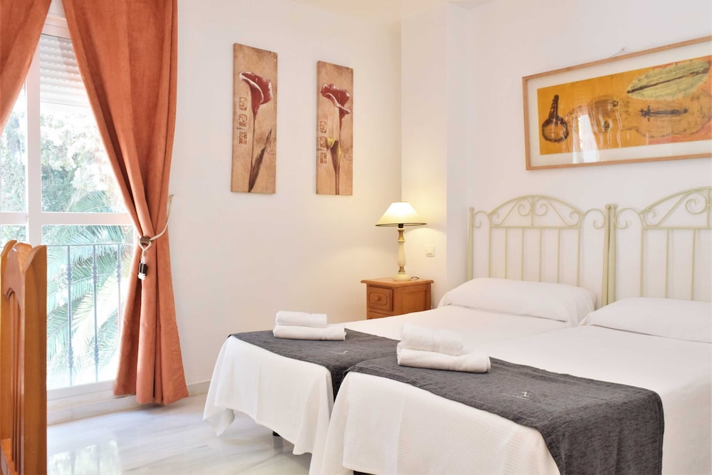4 BEDROOMS, FAMILY, HOUSE, GARDEN VIEW