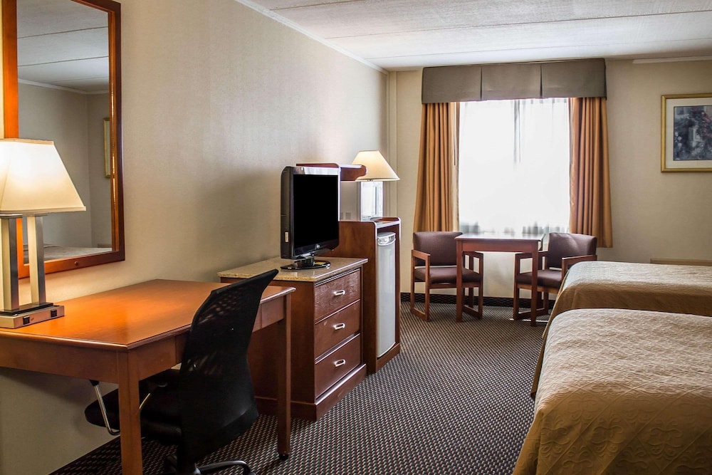 Rodeway Inn & Suites Youngstown 34/60