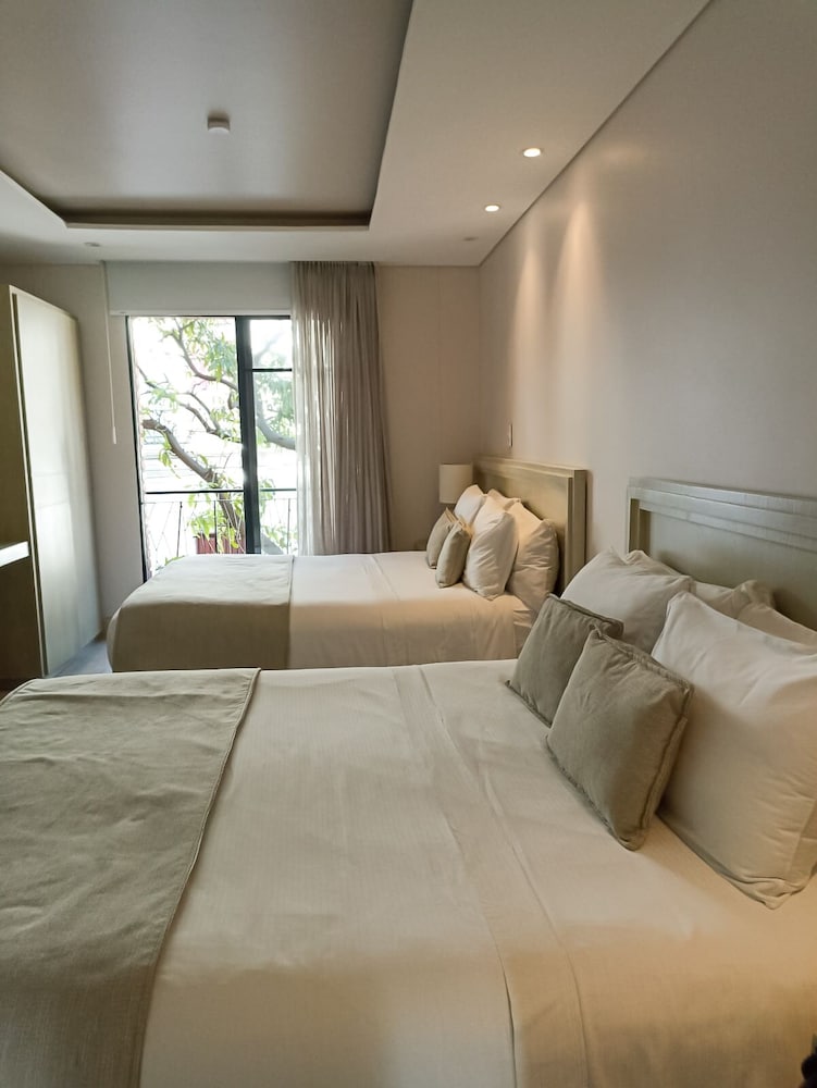 STANDARD, 2 QUEEN BEDS