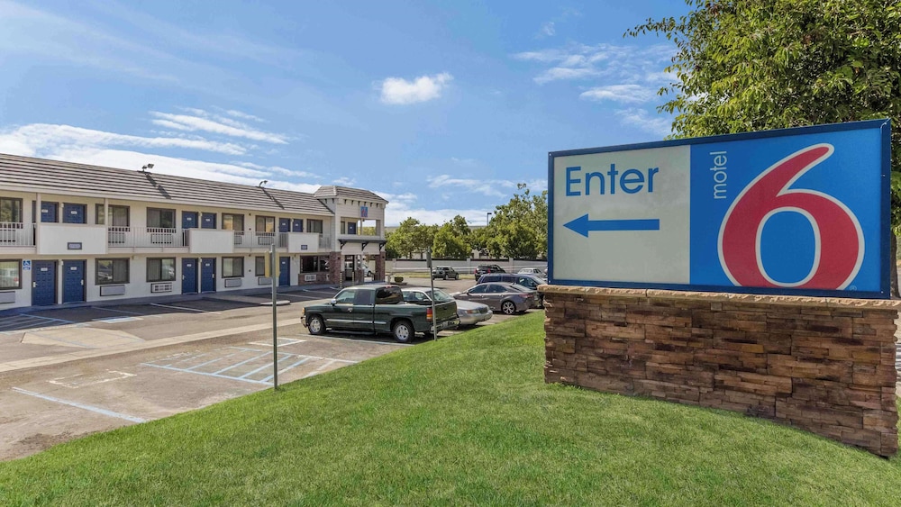 Motel6 Fremont, CA - South 45/57