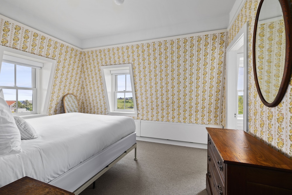 Room, Queen Bed, Island View