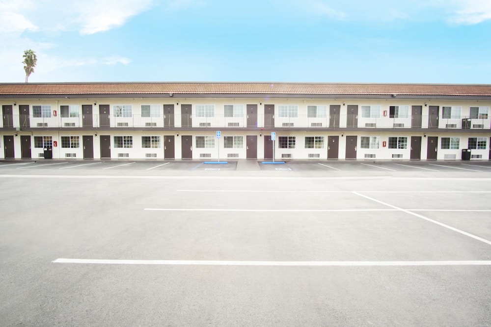 Dixie Orange County Hotel 4/38