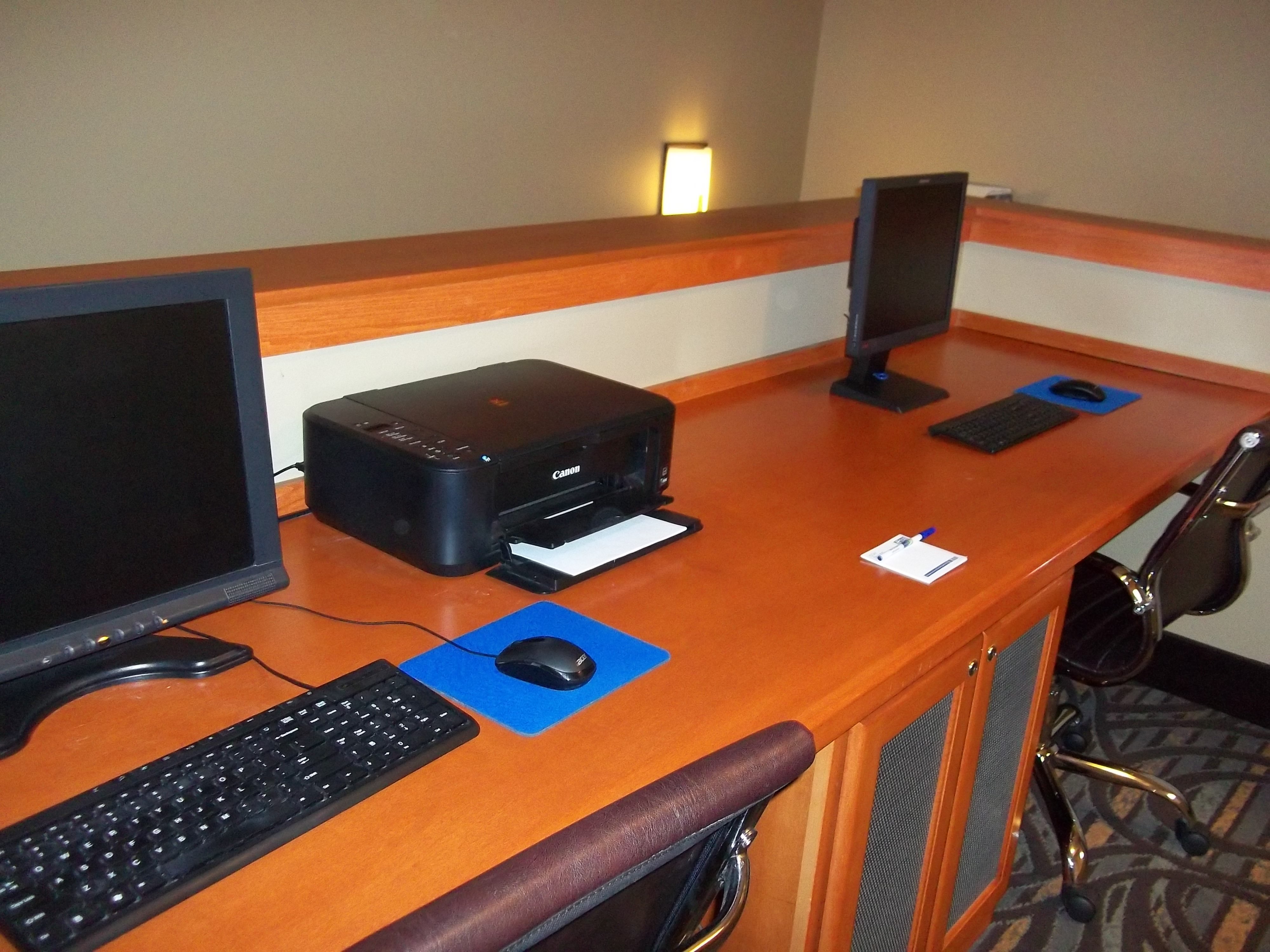 Holiday Inn Express Hotel Suites Winner 69/74