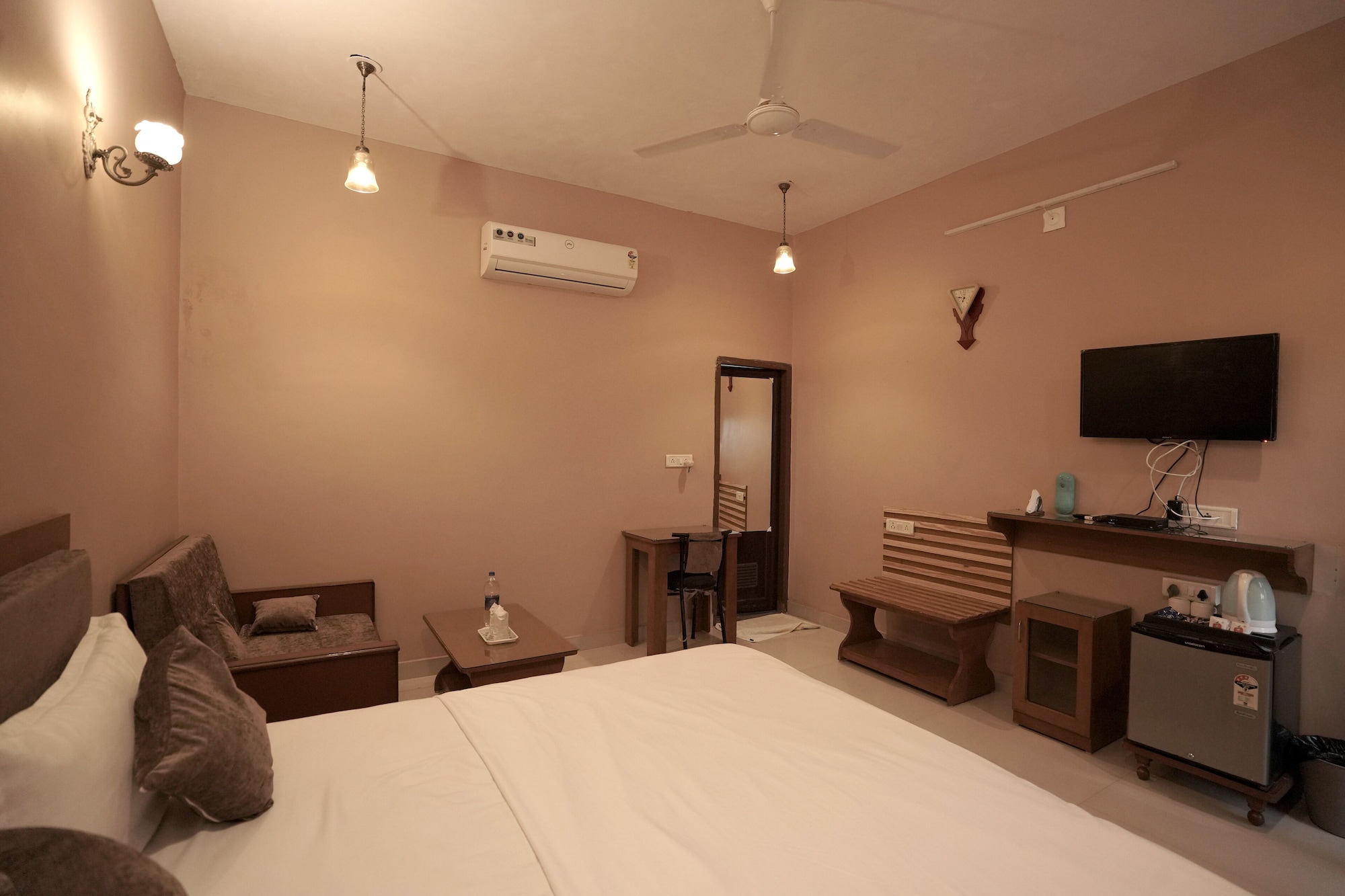 DELUXE, DOUBLE OR TWIN BED