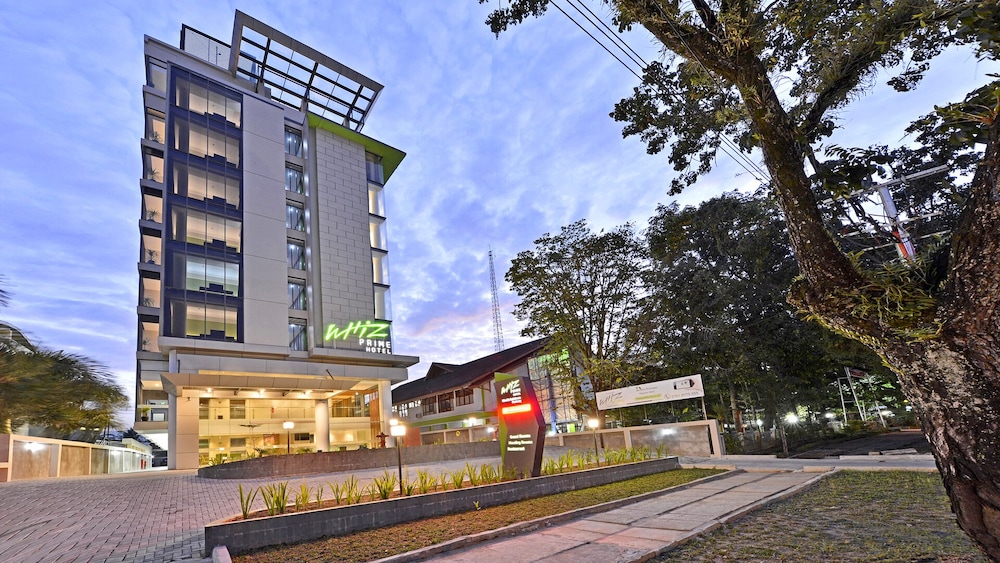 Whiz Prime Hotel Khatib Sulaiman Padang 14/18