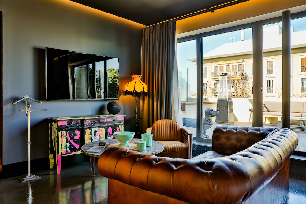 Hotel Lobby Room 47/67