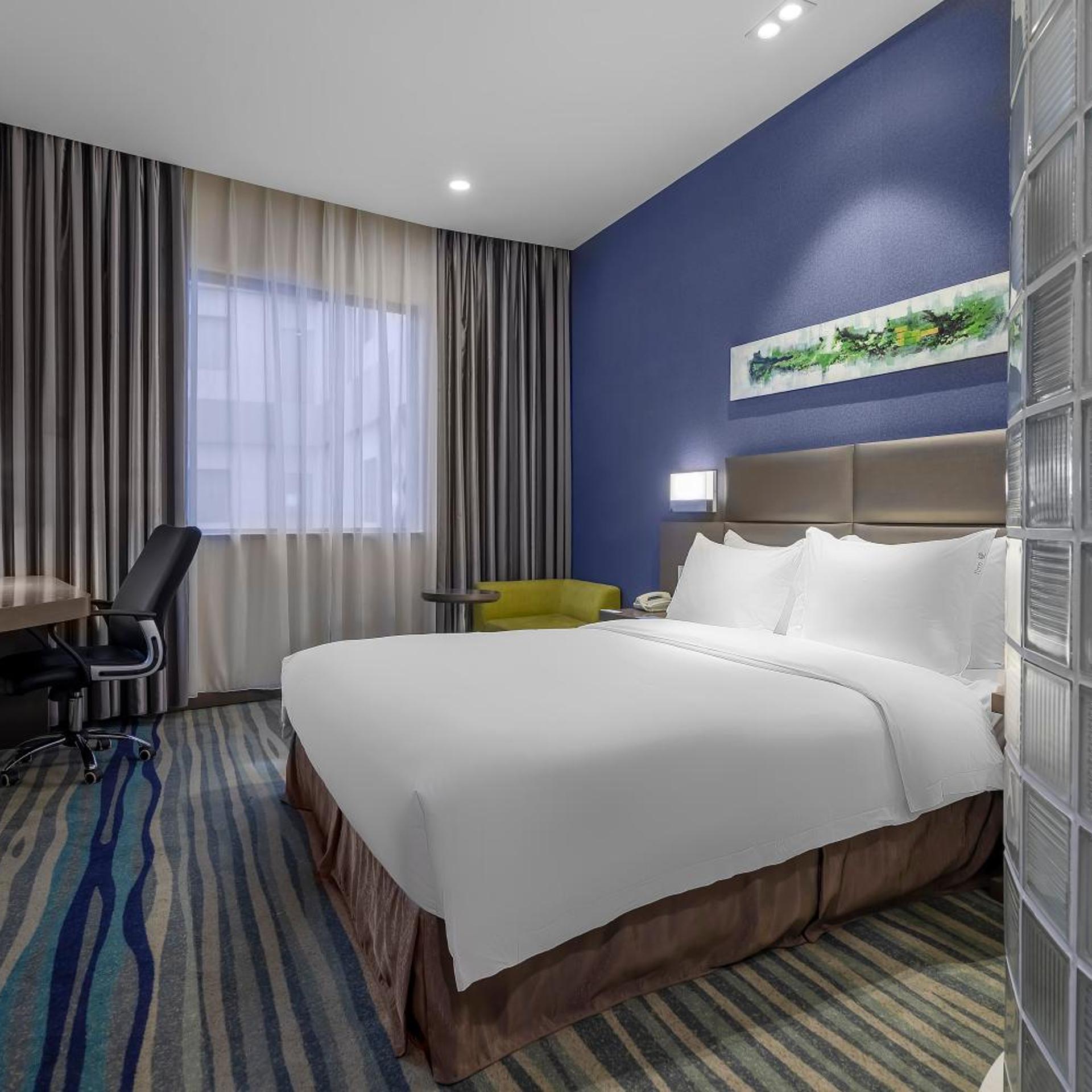 Room, Queen Bed, Atrium View 2/6