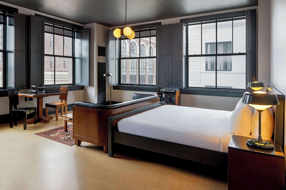 ROOM, KING BED, CORNER