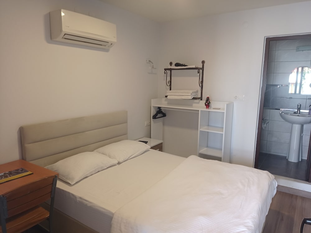 DELUXE, DOUBLE BED, MOUNTAIN VIEW