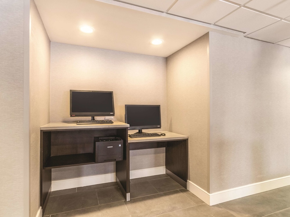 La Quinta Inn & Suites by Wyndham Cleveland - Airport North 35/44
