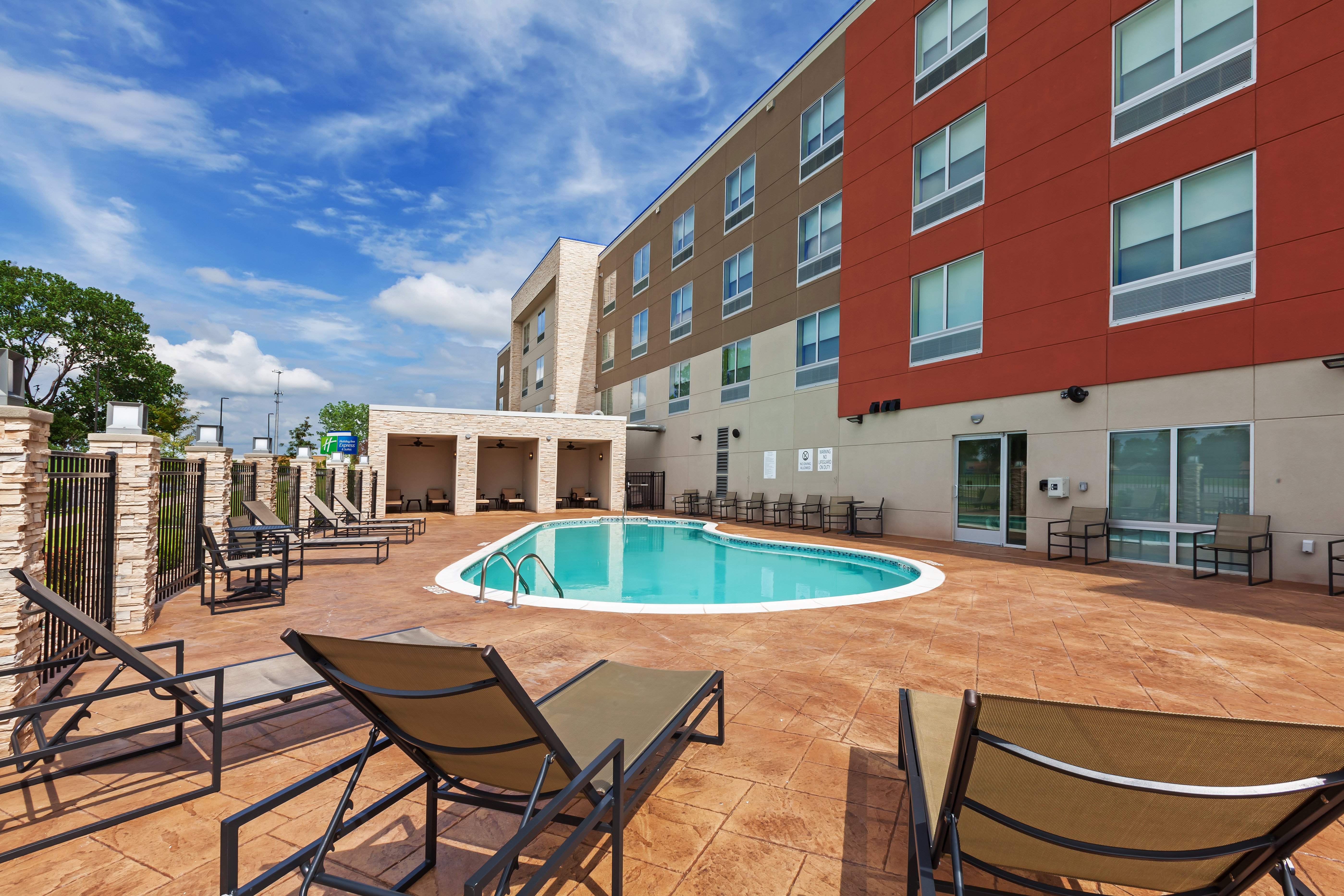 HOLIDAY INN EXPRESS & SUITES TULSA SOUTH - WOODLAND HILLS 57/62