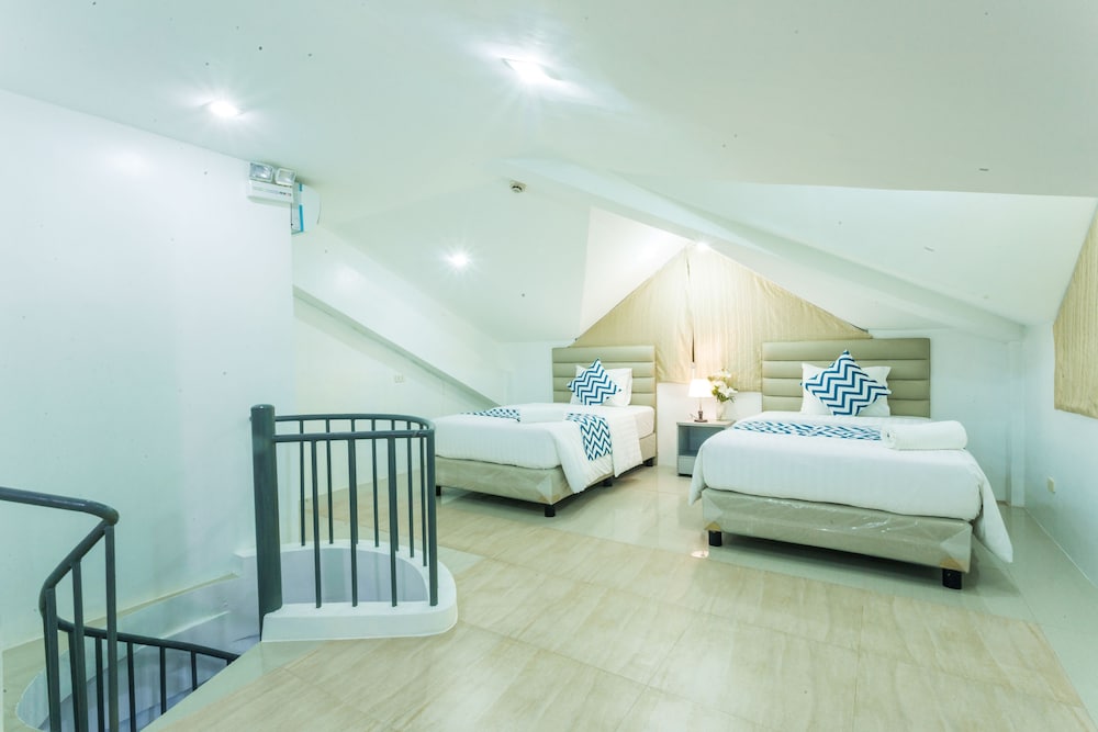 Grand Blue Beach Hotel 12/77
