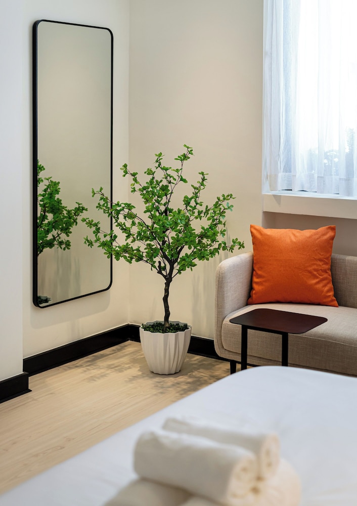 Metrolux City Contemporary Hotel 36/50