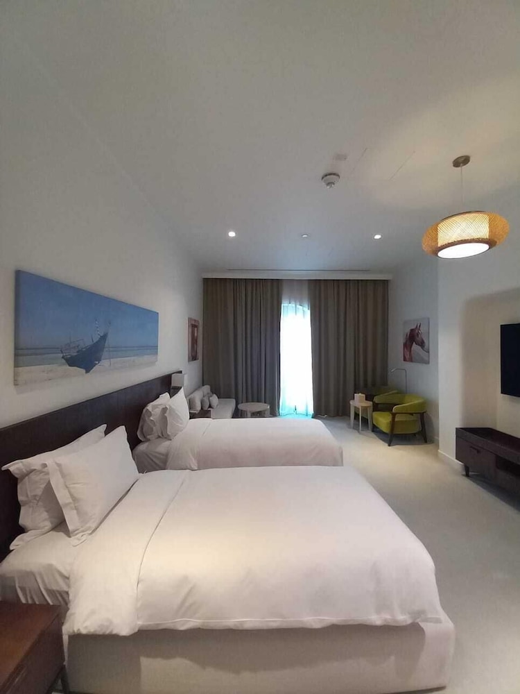 DELUXE, KING BED