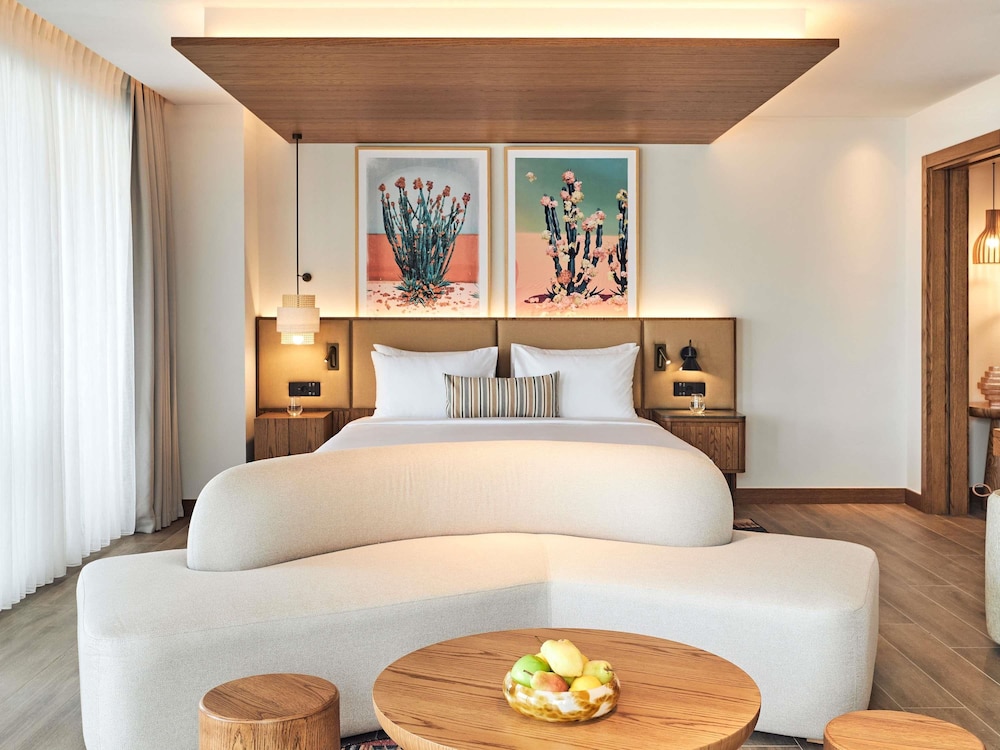 Platinum, Suite, King Bed, Pool View