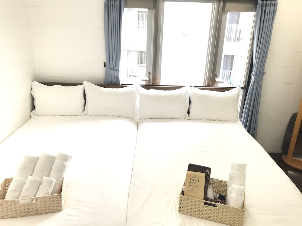 ROOM, TWIN BEDS