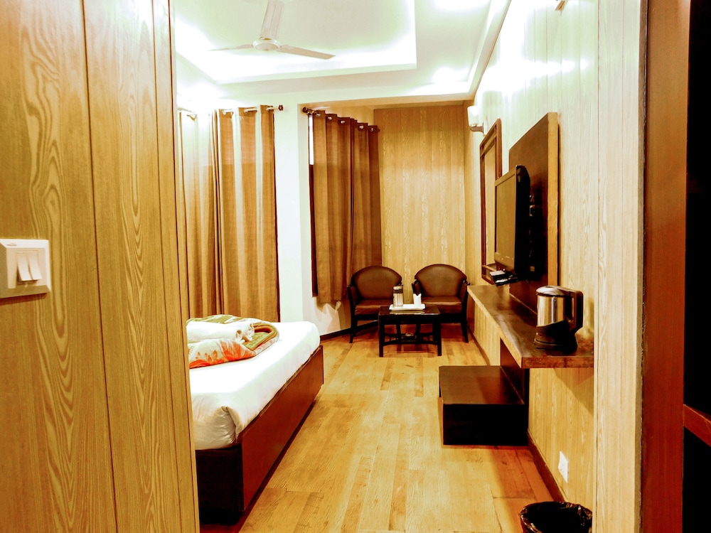 Oyo 12944 Hotel Crystal Palace 10/22