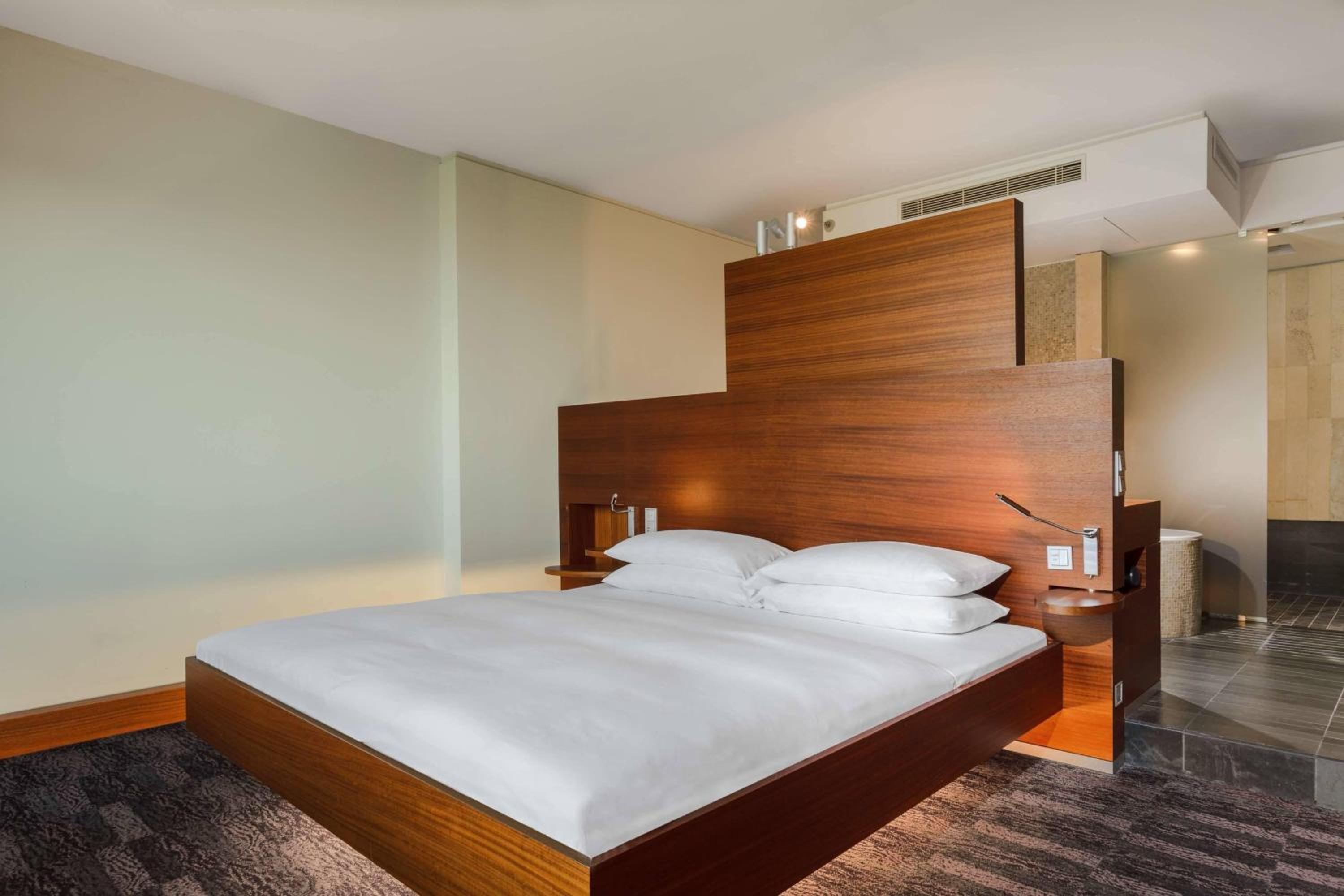 جناح رئاسي بسرير كينج بغرفتي نوم، SHERATON BERLIN GRAND HOTEL ESPLANADE 3/6
