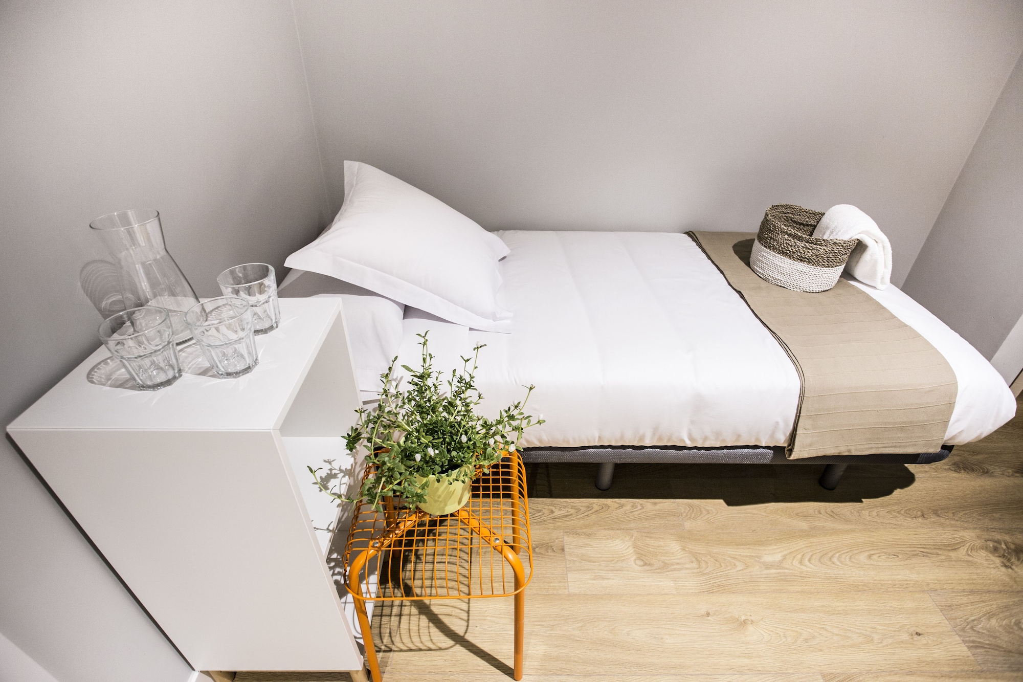 ROOM, SINGLE