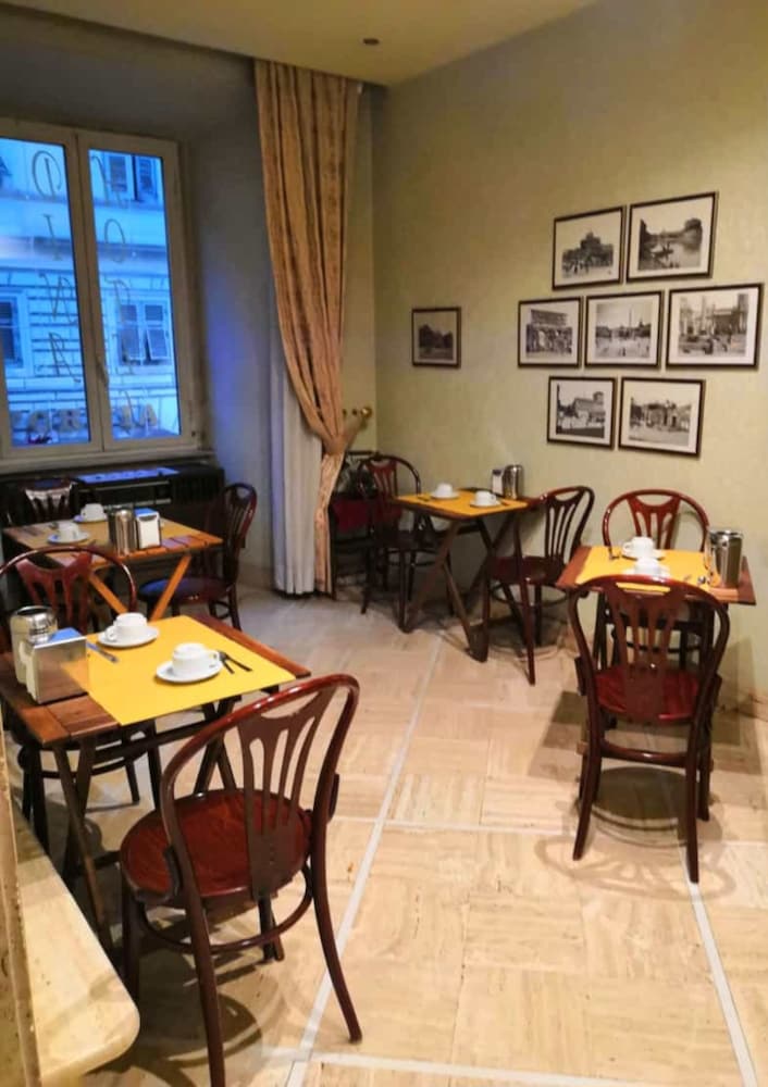 Hotel Dina 49/53
