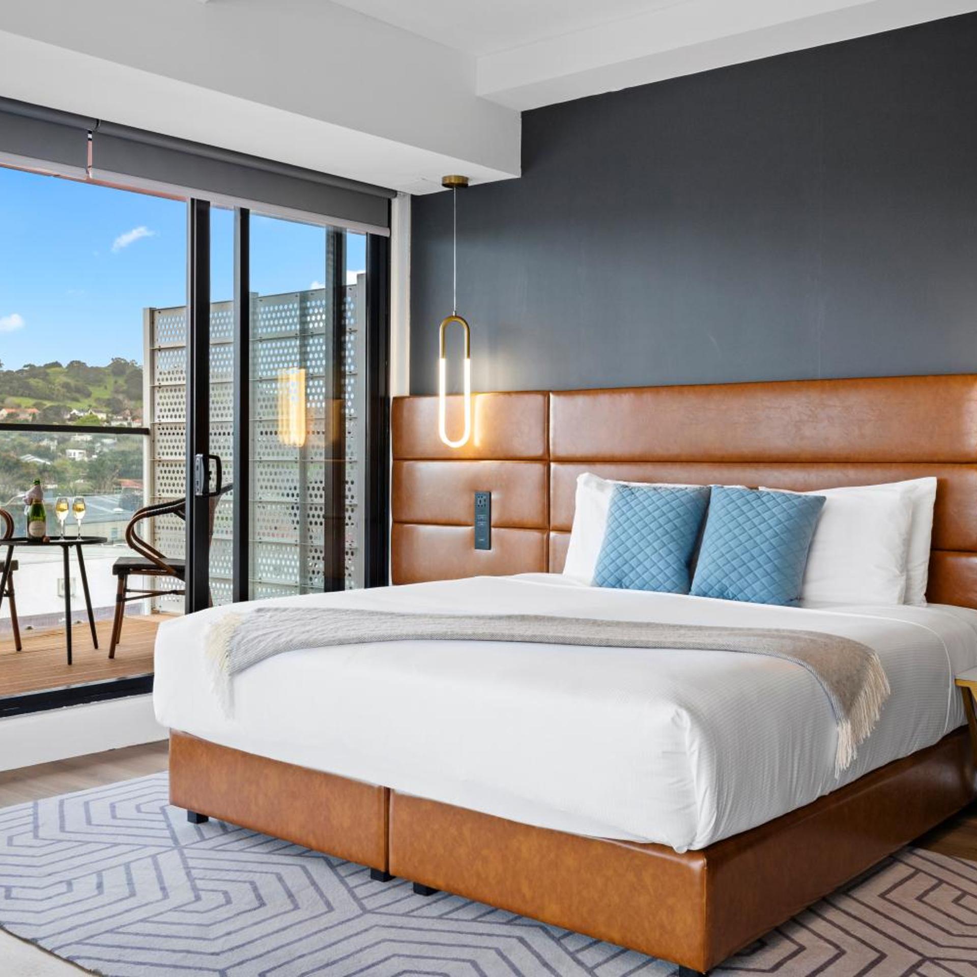 SUPERIOR, KING BED
