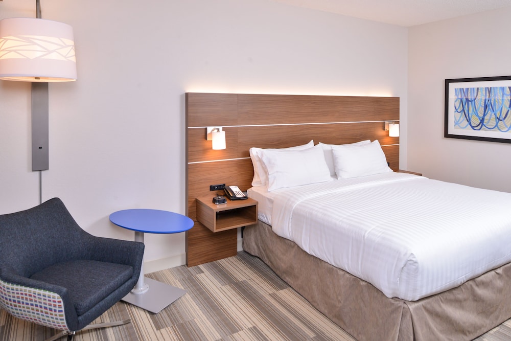 Holiday Inn Express Hotel and Suites Indianapolis Downtown Convention Center Area 16/48
