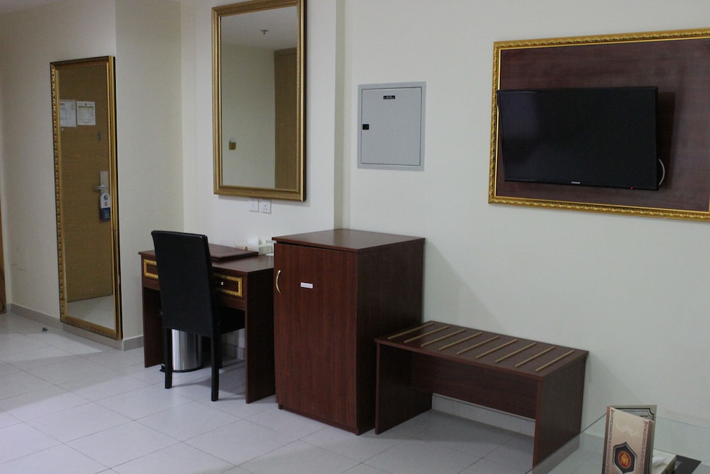 MONTREAL NAIF HOTEL 28/32