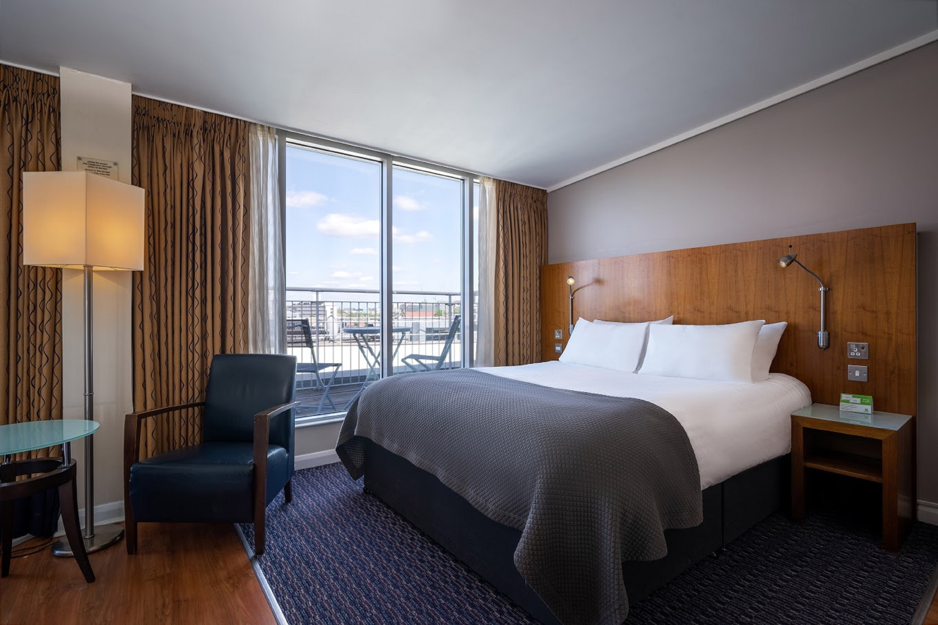 Premium, King Bed, Lobby View, Balcony