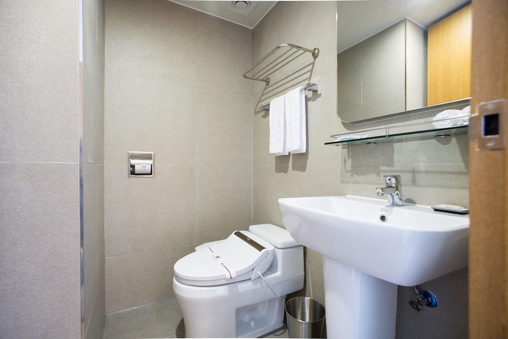 Dong Gyeong Hotel 61/64