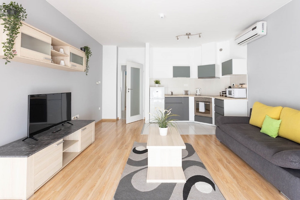 Corvin Plaza Apartments And Suites 39/54
