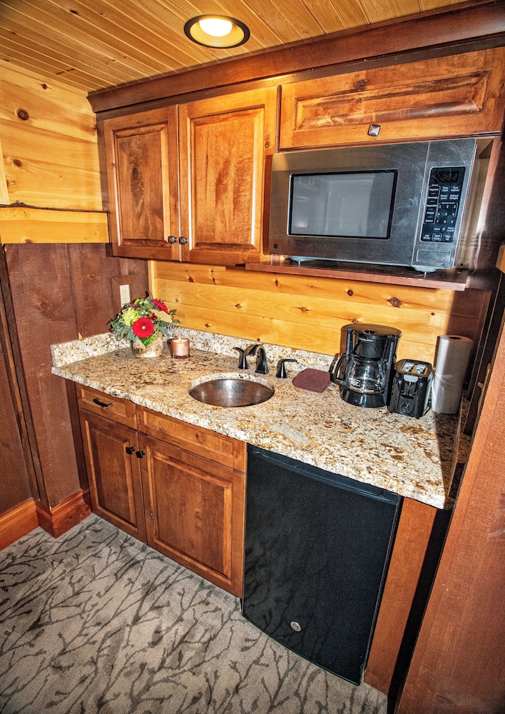 The Lodges at Cresthaven 12/60