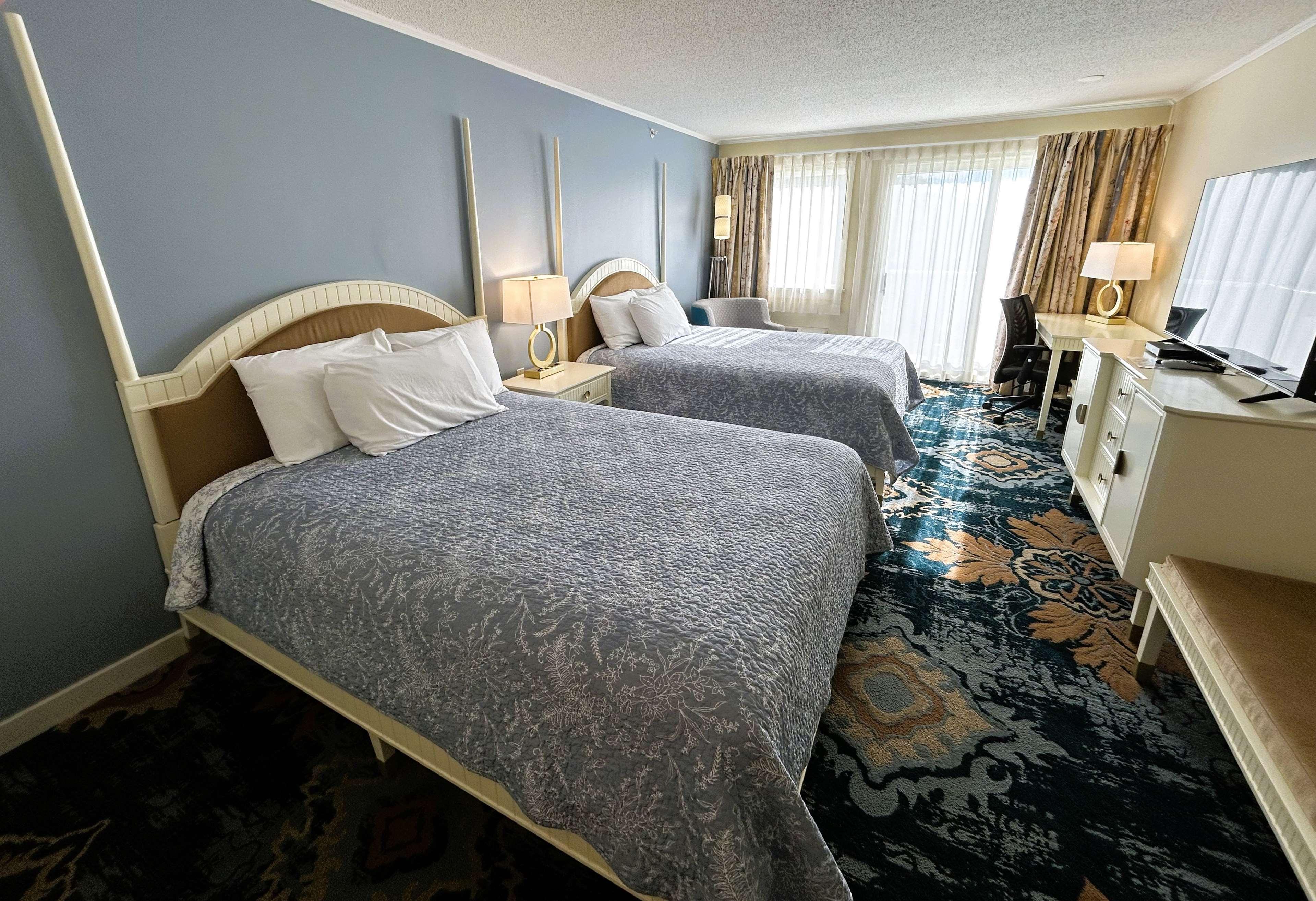 Space, 2 Queen Beds, Sofa