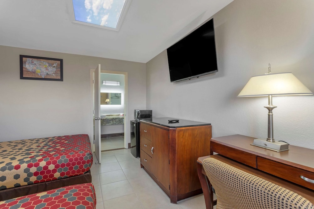 Econo Lodge Athens I-75 24/38