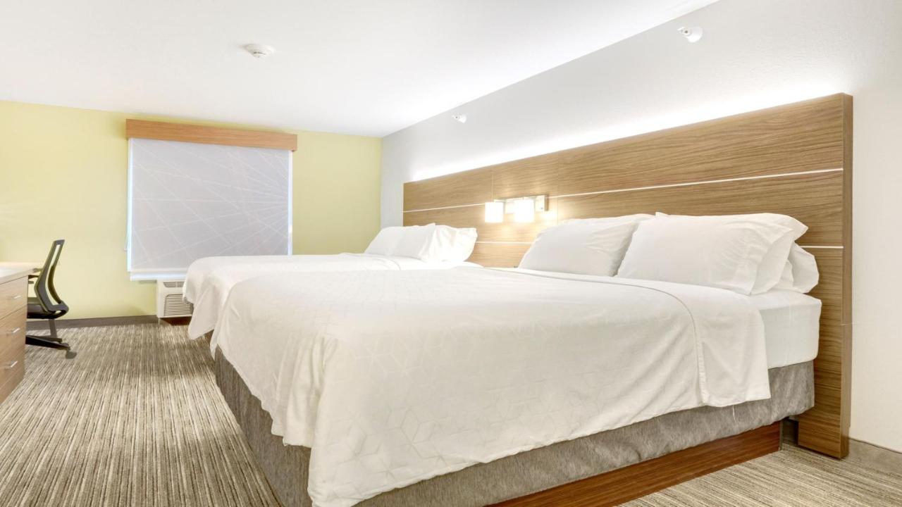 Suite, 2 Queen Beds, Accessible