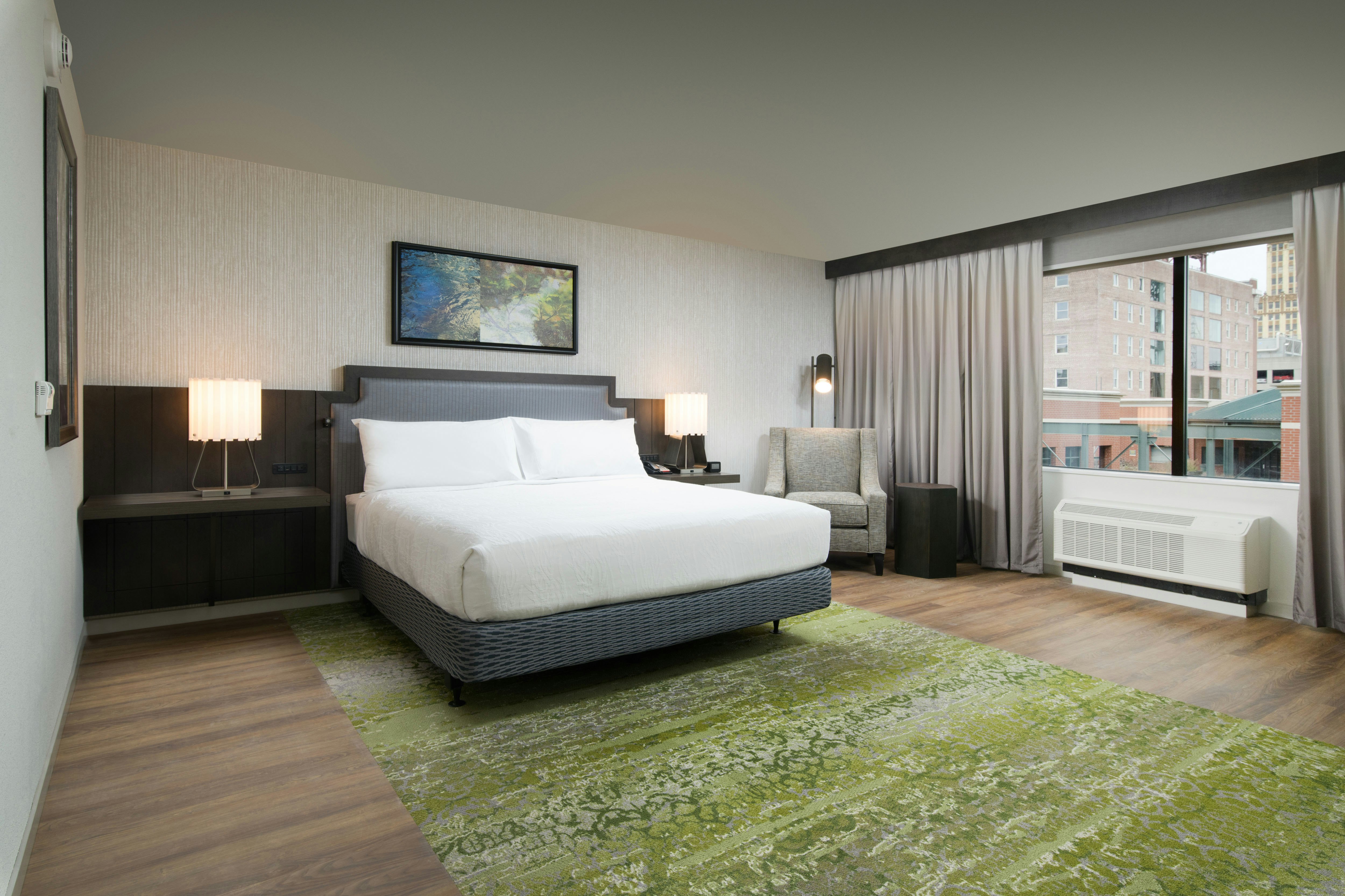 DELUXE, KING BED