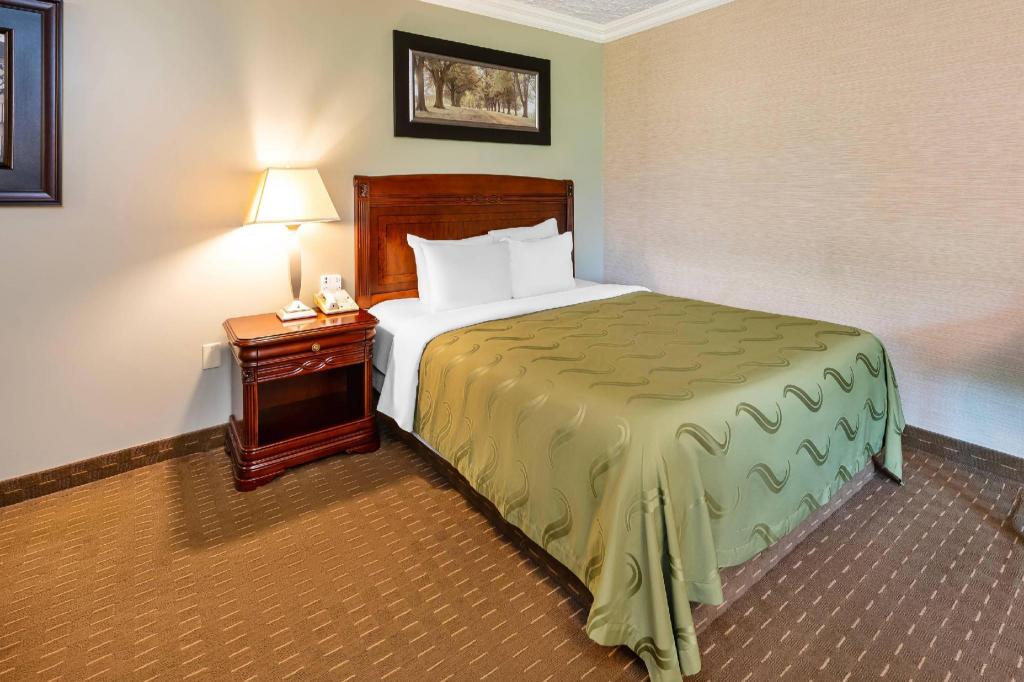 Upgrade, Queen Bed