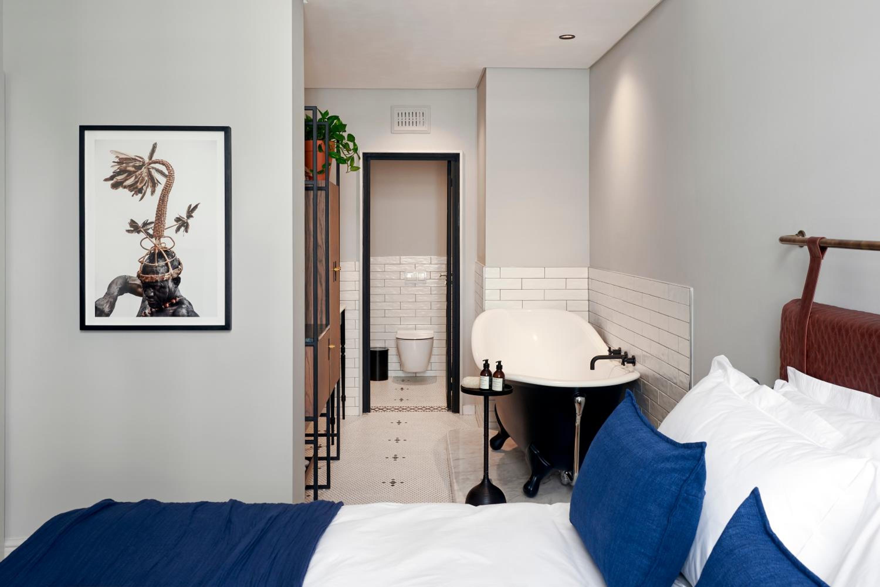 2 BEDROOMS, SUITE